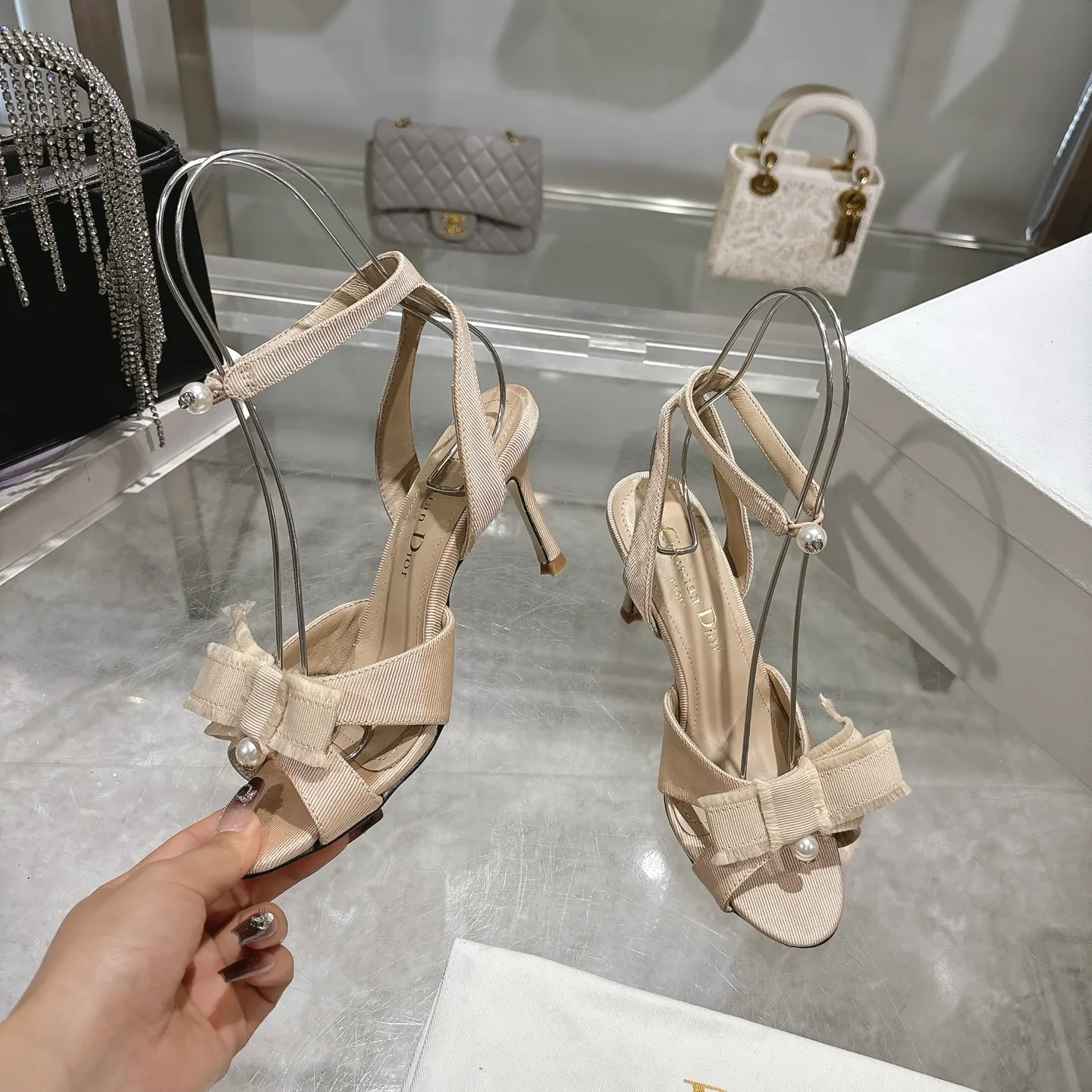 👟👟Ex-factory price 520👟👟 🎆Fringed webbing women's shoes Dior Dior 2024 spring and summer catwalk new Adiorble women's shoes CD star's same fashion tassel bow square head pearl letter logo hardware buckle high-heeled hollow sandals The top high-end version on the market Upper: original customized tassel grosgrain Lining: sheepskin lining foot pad Outsole: Italian leather outsole Heel height: 8.5cm Size: 34-41 (34.40.41. Customization is non-refundable)